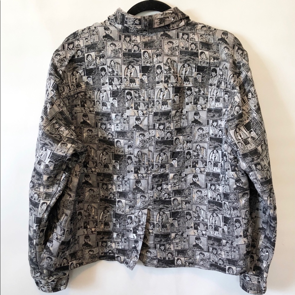 Vintage CHICOS silver shimmer top with pretty faces size 2/large - Picture 3 of 6